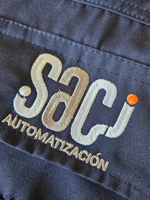 SACI Automatización — Bordado en chaqueta